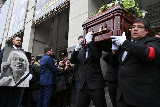 Opera singer Dmitri Hvorostovsky lies in repose