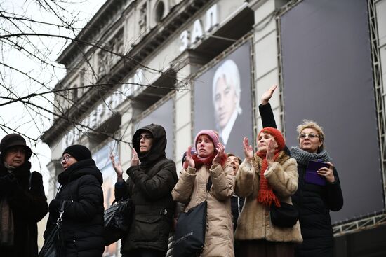 Opera singer Dmitri Hvorostovsky lies in repose