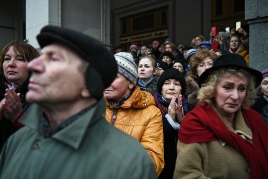 Opera singer Dmitri Hvorostovsky lies in repose