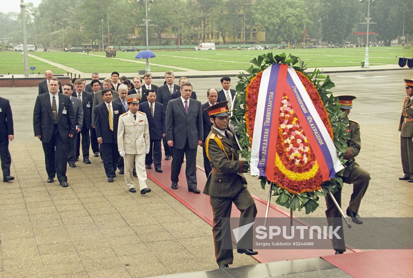 Russian Prime Minister Mikhail Kasyanov visits Vietnam