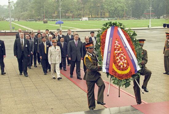 Russian Prime Minister Mikhail Kasyanov visits Vietnam