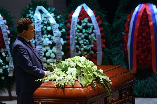 Opera singer Dmitri Hvorostovsky lies in repose