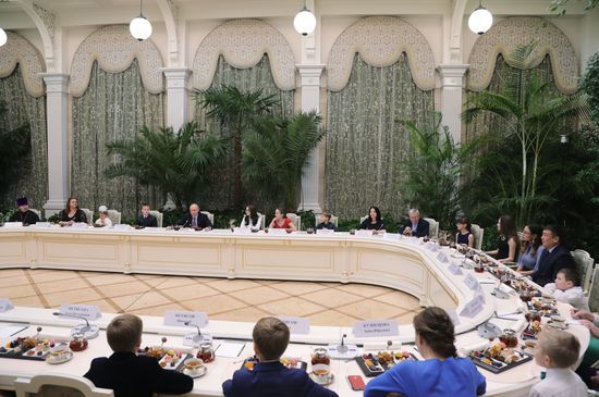 Russian President Vladimir Putin meets with winners of Family of the Year national contest