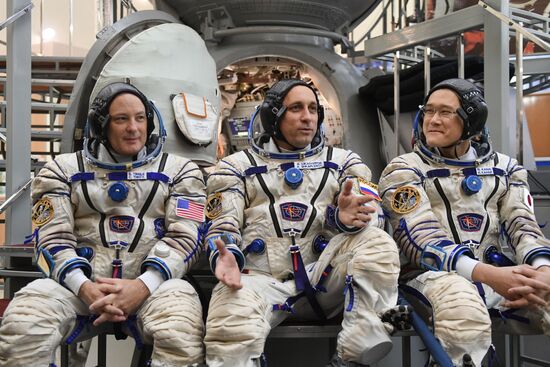 Crew training ahead of long-term Expedition 54/55