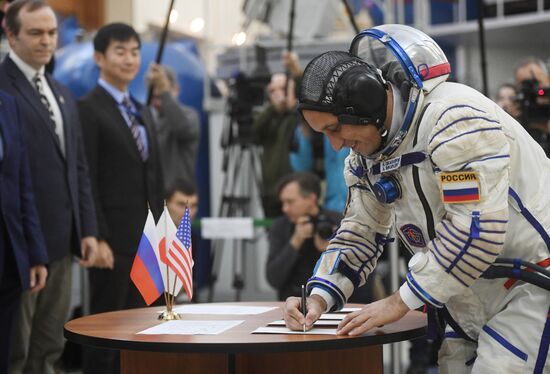 Crew training ahead of long-term Expedition 54/55