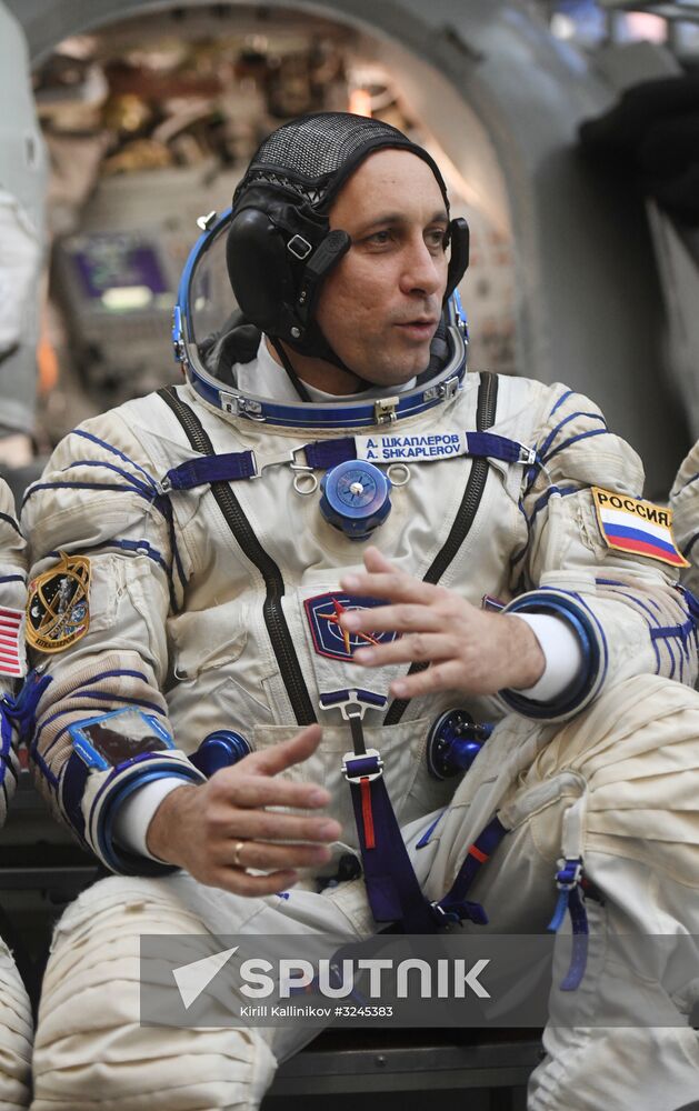 Crew training ahead of long-term Expedition 54/55