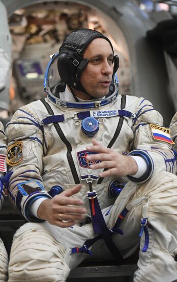 Crew training ahead of long-term Expedition 54/55