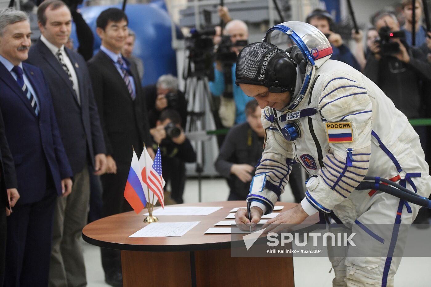 Crew training ahead of long-term Expedition 54/55