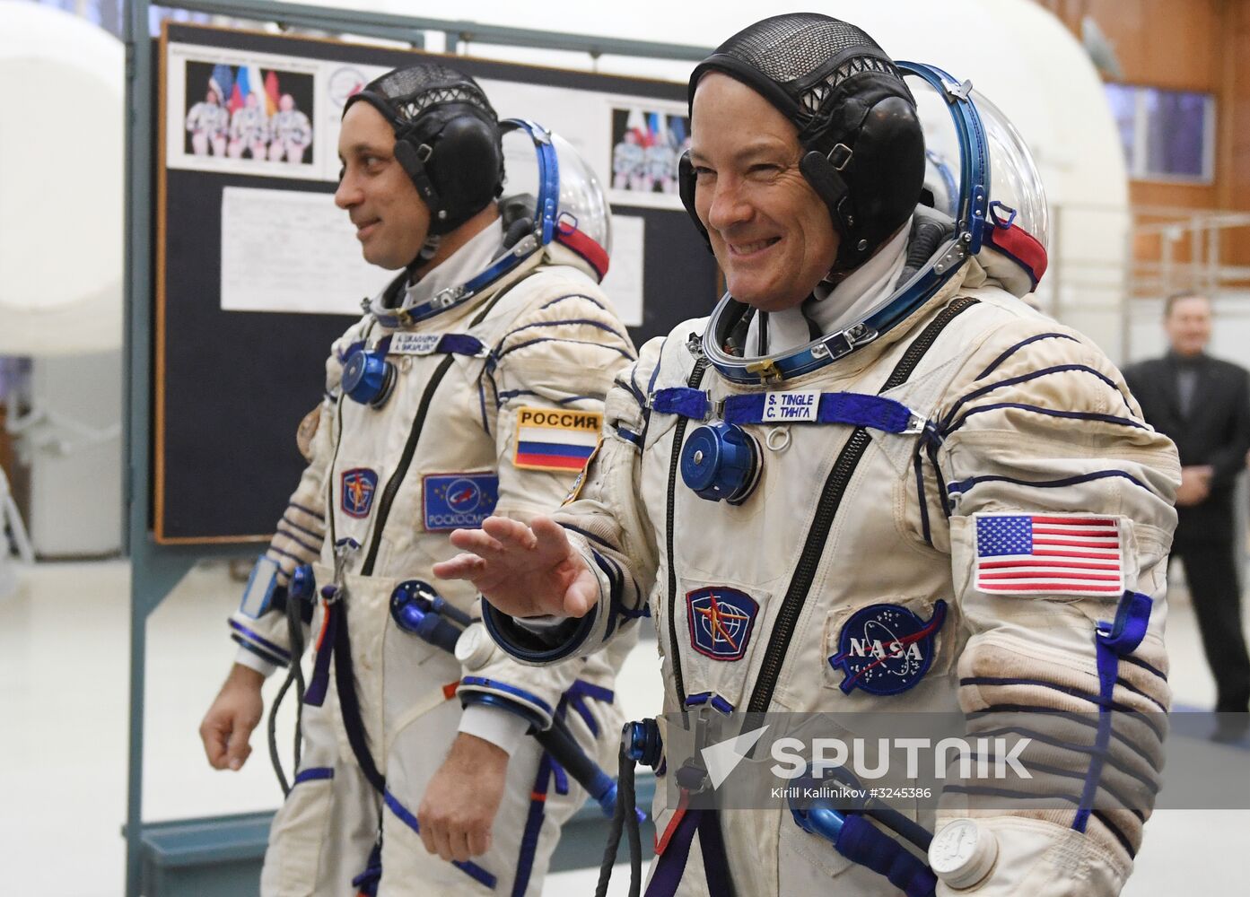 Crew training ahead of long-term Expedition 54/55
