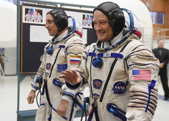 Crew training ahead of long-term Expedition 54/55