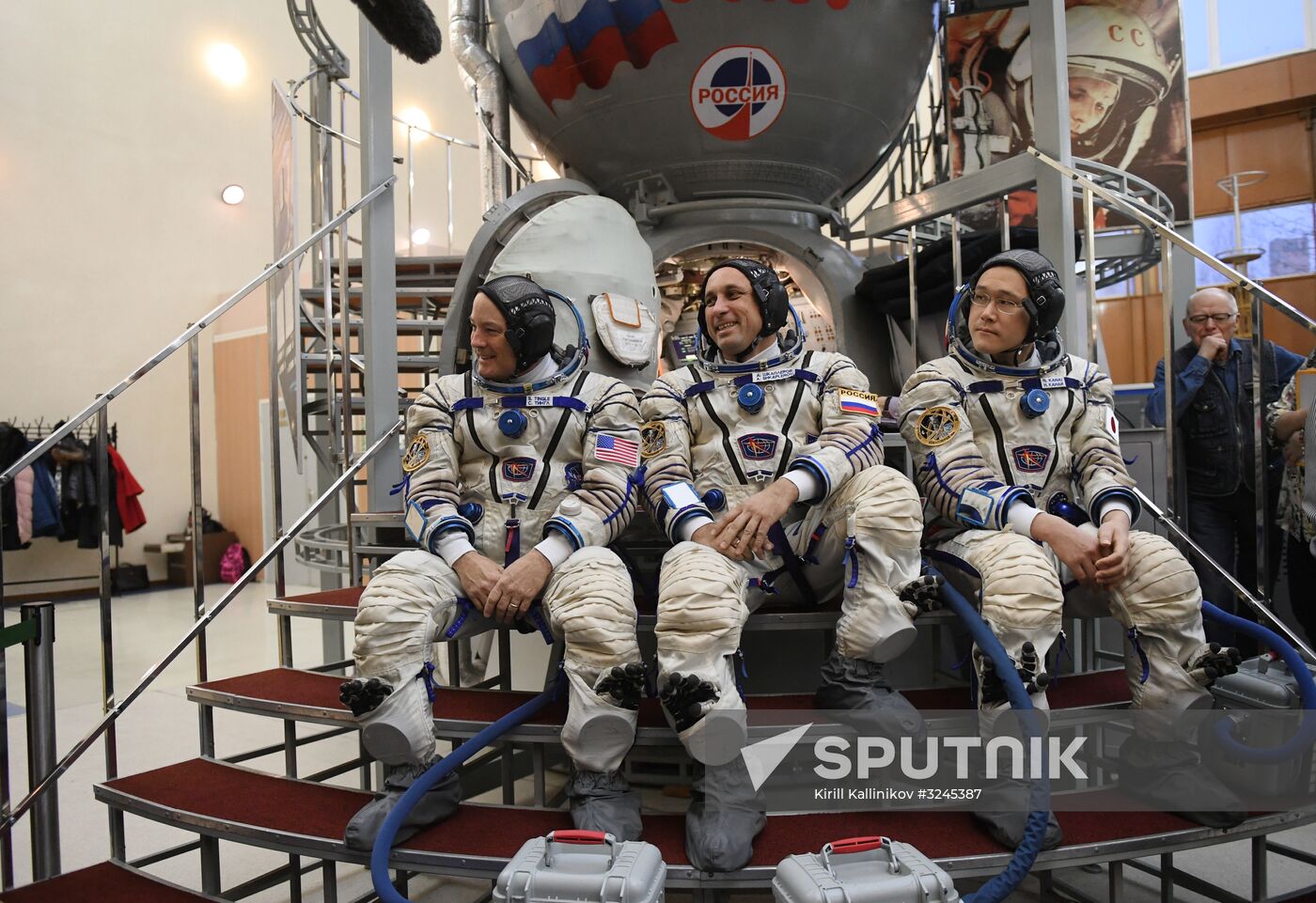 Crew training ahead of long-term Expedition 54/55