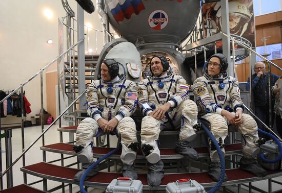 Crew training ahead of long-term Expedition 54/55