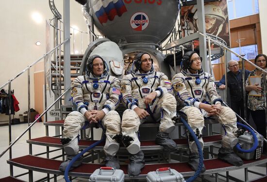 Crew training ahead of long-term Expedition 54/55
