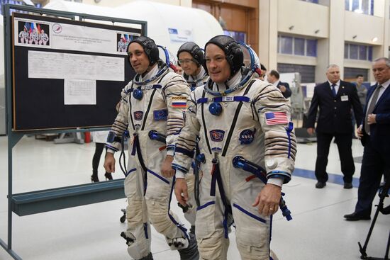 Crew training ahead of long-term Expedition 54/55