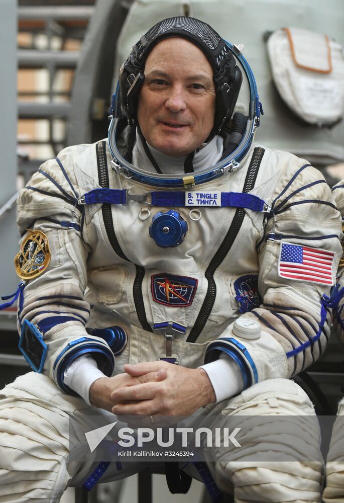 Crew training ahead of long-term Expedition 54/55