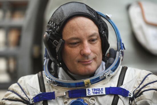 Crew training ahead of long-term Expedition 54/55