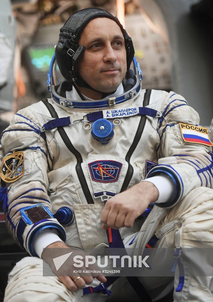 Crew training ahead of long-term Expedition 54/55