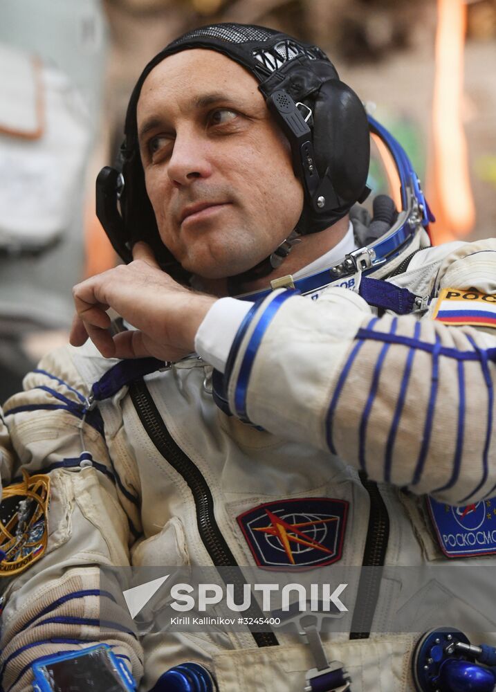 Crew training ahead of long-term Expedition 54/55