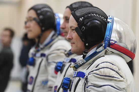 Crew training ahead of long-term Expedition 54/55