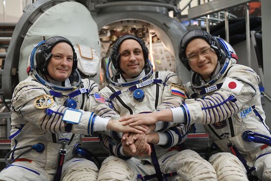 Crew training ahead of long-term Expedition 54/55