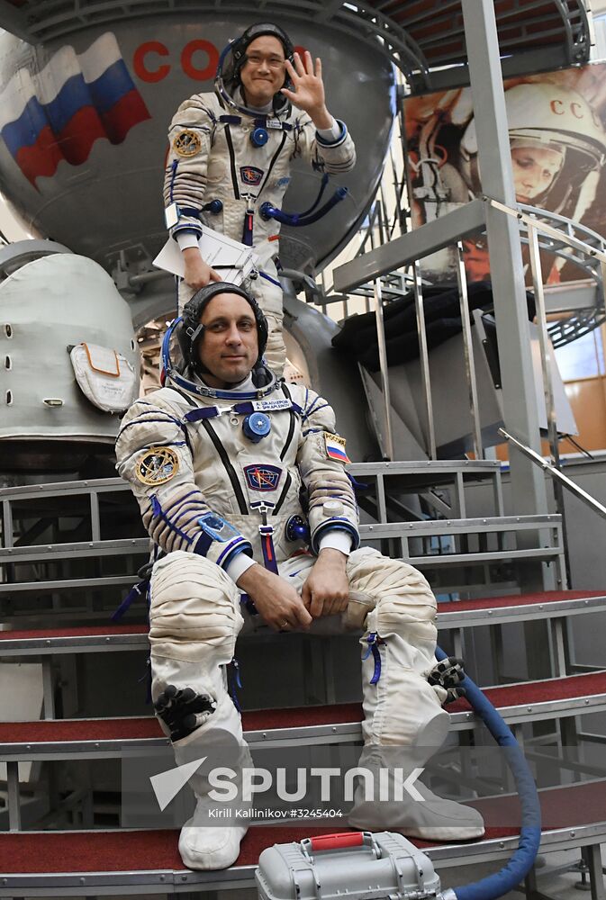 Crew training ahead of long-term Expedition 54/55