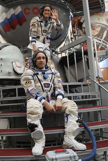 Crew training ahead of long-term Expedition 54/55