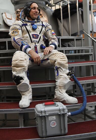 Crew training ahead of long-term Expedition 54/55