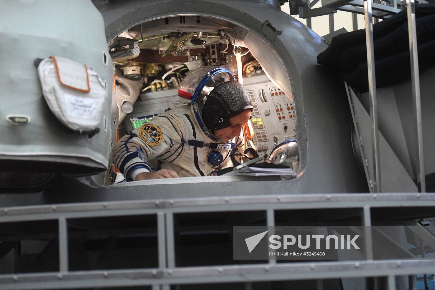 Crew training ahead of long-term Expedition 54/55