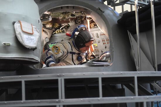 Crew training ahead of long-term Expedition 54/55