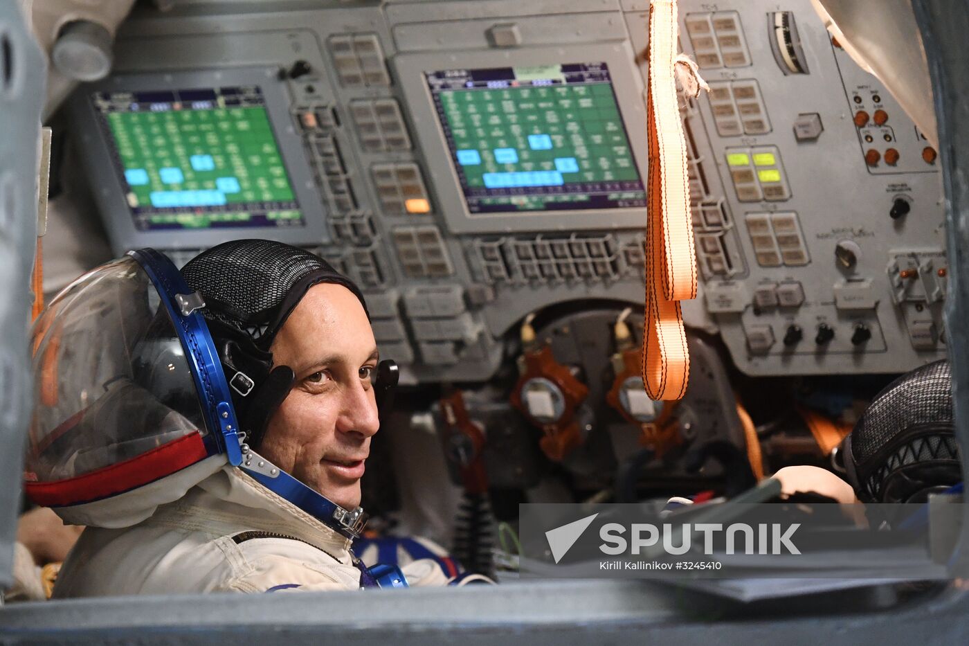 Crew training ahead of long-term Expedition 54/55