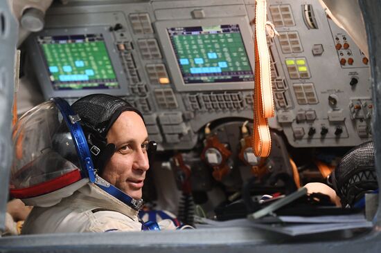 Crew training ahead of long-term Expedition 54/55