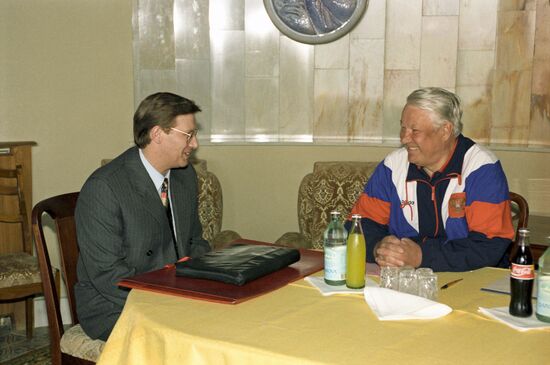 Boris Yeltsin and Federal Border Service Head Andrei Nikolayev