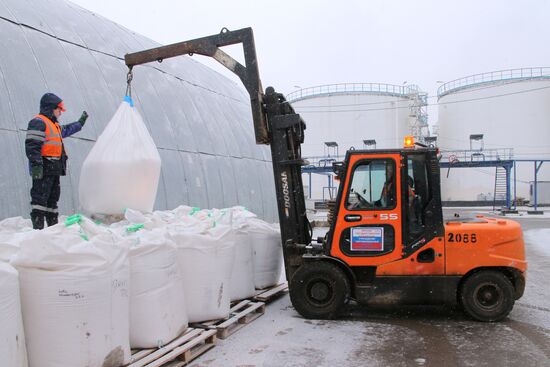 Treating roads with anti-icing materials