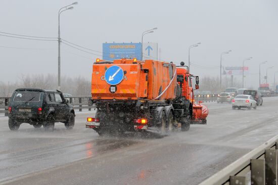 Road de-icing