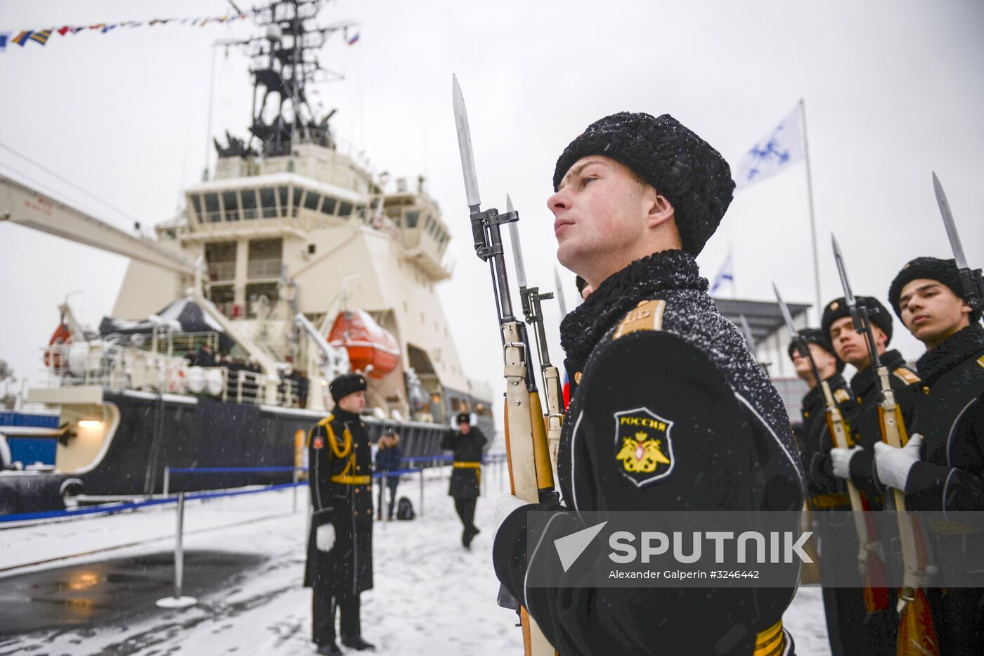 Naval ensign raised on Ilya Muromets icebreaker in St. Petersburg