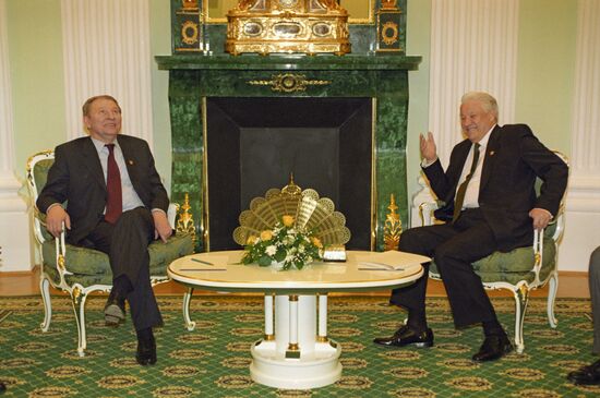 Ukrainian President Leonid Kuchma and Russian President Boris Yeltsin