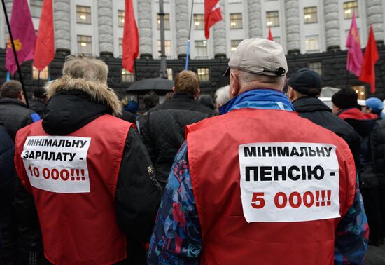 Kiev rally for raise in minimum wages and pensions