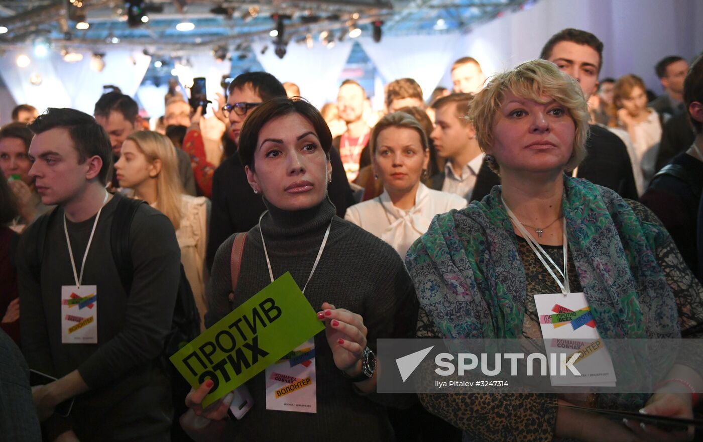 Kseniya Sobchak meets with volunteers in Moscow