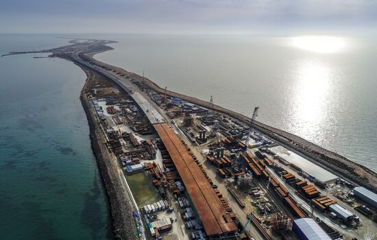 Crimean Bridge under construction