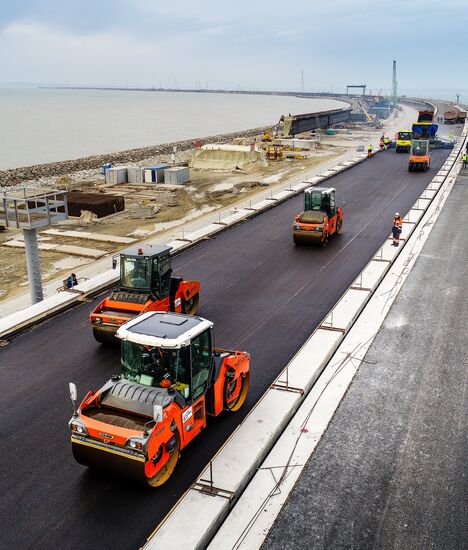Crimean Bridge under construction