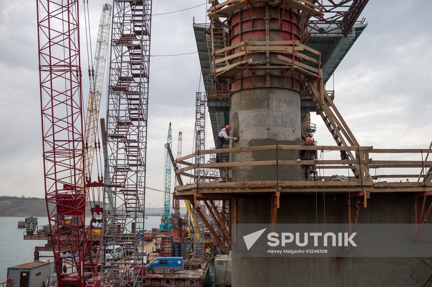 Crimean Bridge under construction
