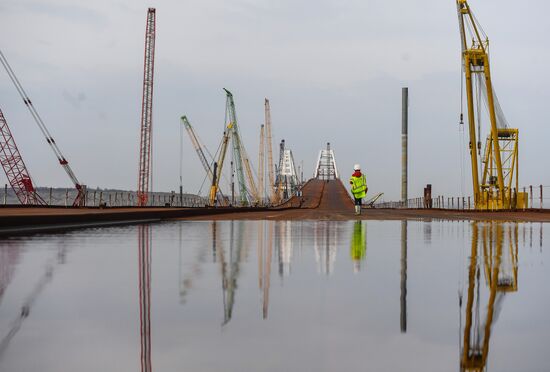 Crimean Bridge under construction