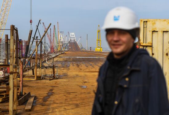 Crimean Bridge under construction