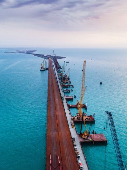 Crimean Bridge under construction