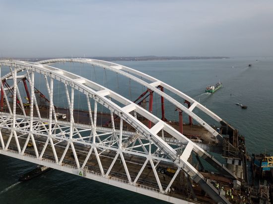 Crimean Bridge under construction