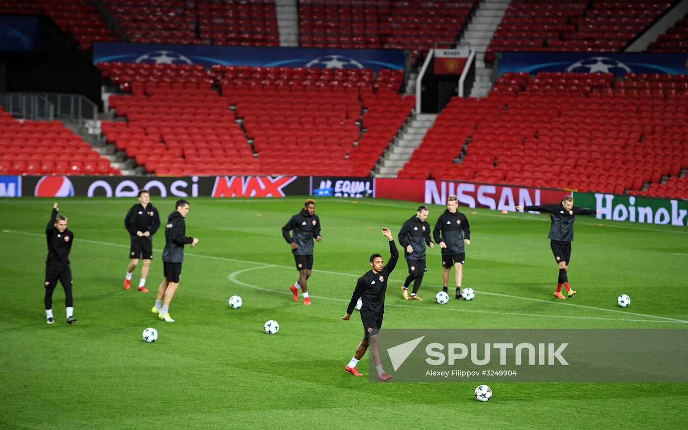 PFC CSKA's player Vitinho, at left in the foreground, during a training session ahead of the UEFA Champions League group stage match against FC Manchester United Manchester, England. Location: United Kingdom, Manchester. Author: Alexey Filippov/Sputnik. Football. Champions League. CSKA's training session