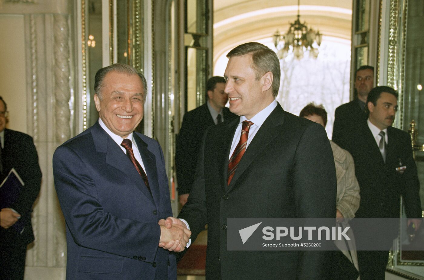 Russian Prime Minister Mikhail Kasyanov visits Romania