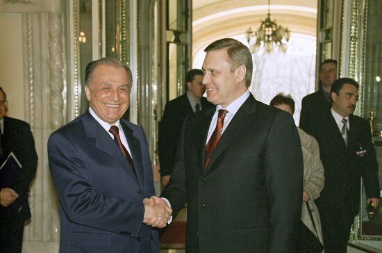 Russian Prime Minister Mikhail Kasyanov visits Romania