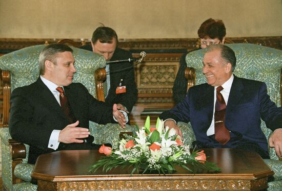 Russian Prime Minister Mikhail Kasyanov visits Romania