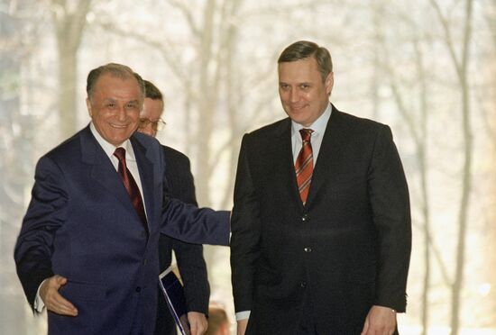 Russian Prime Minister Mikhail Kasyanov visits Romania